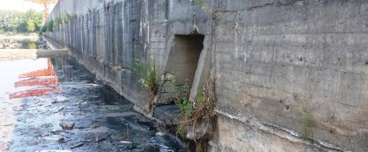 Vízminőségi káresemény-Fekete büdös a víz az Iparcsatorna Szentiváni csatorna torkolatánál