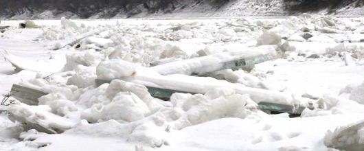 Robbantással törik a jeget a Tiszán.
